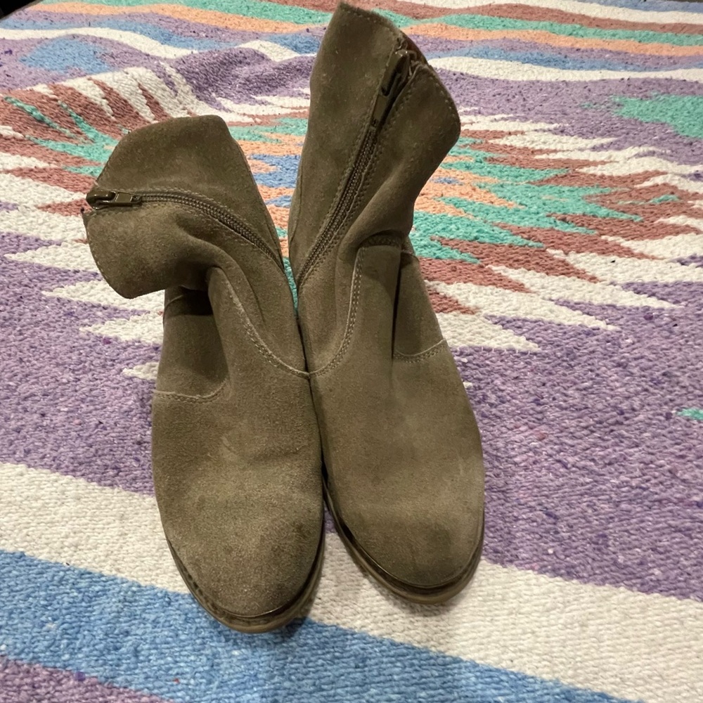 Ankle side zip suede booties